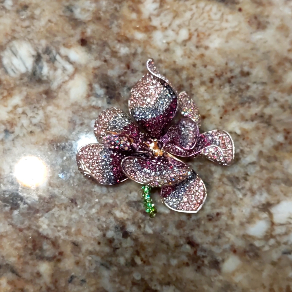 Flower pin